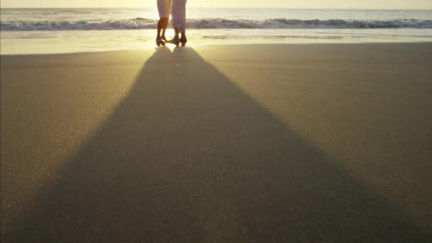 Пара танцює на пляжі — стокове відео