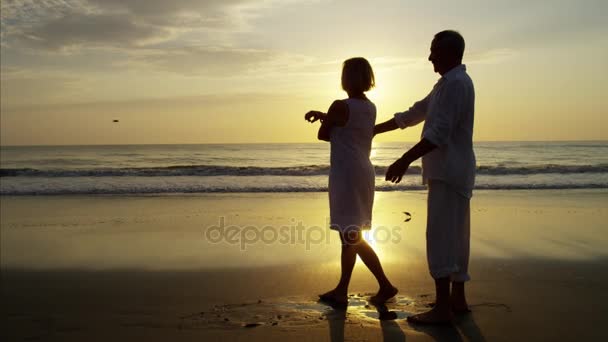 夫妇的海滩上跳舞 — 图库视频影像