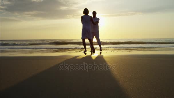 Pareja bailando en la playa — Vídeos de Stock