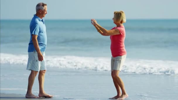 Paar nemen van een foto op het strand — Stockvideo