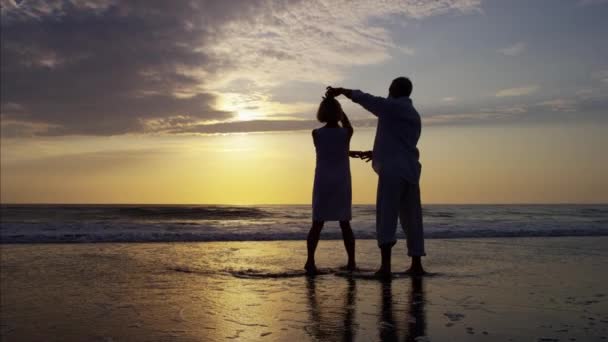 Пара танцев на пляже — стоковое видео