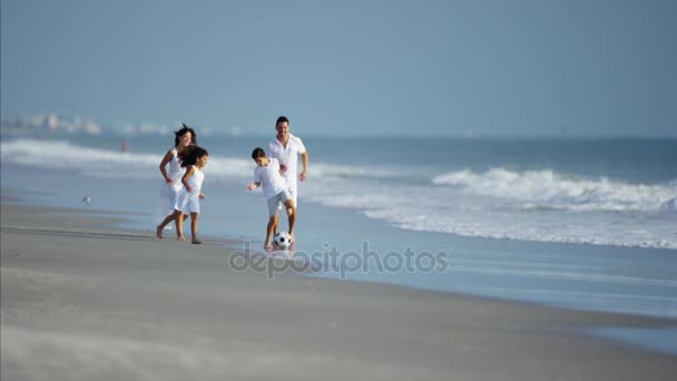 Familj spelar på stranden med boll — Stockvideo