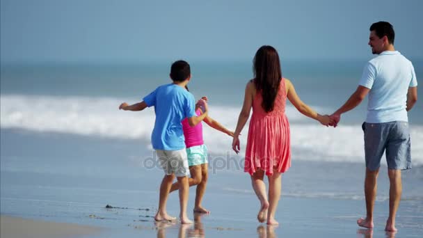 海岸を歩く家族 — ストック動画