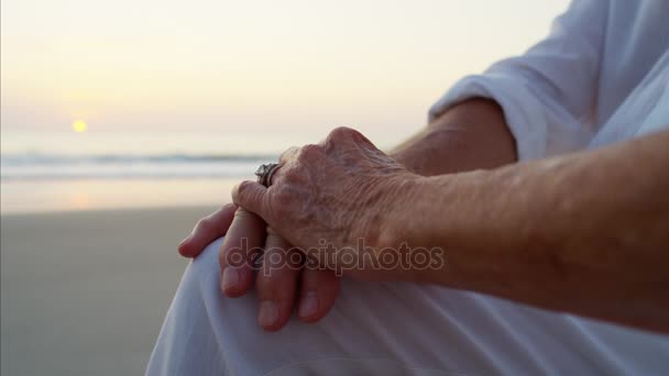 Pareja cogida de la mano en la playa — Vídeos de Stock