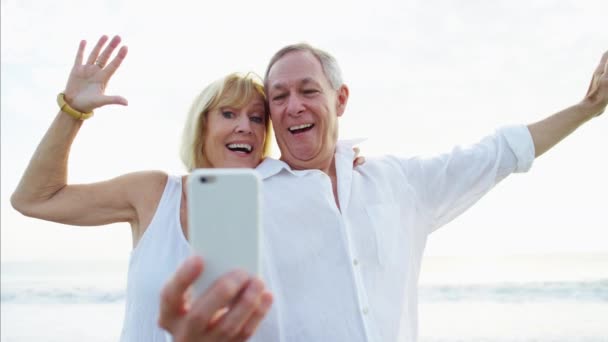 Casal se divertindo tomando selfie — Vídeo de Stock