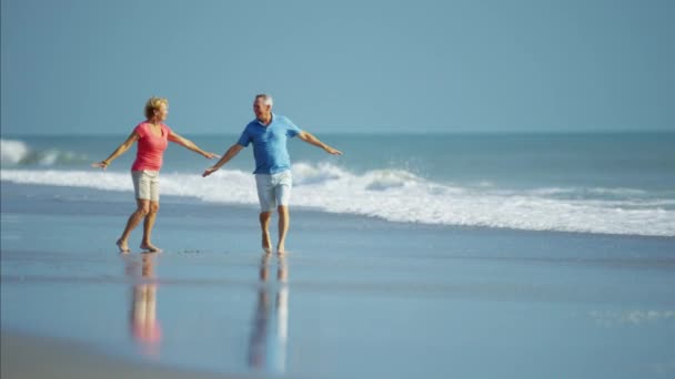 Couple walking beside the ocean — Stock Video