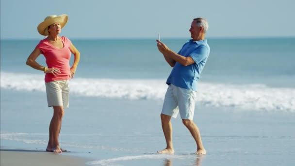 Hombre tomando una foto de la mujer — Vídeos de Stock