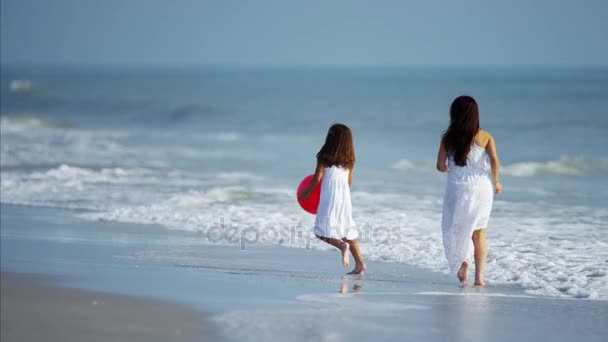 Mamma e figlia divertirsi con la palla — Video Stock