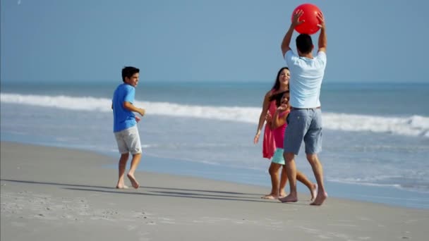 Семья веселится с мячом — стоковое видео