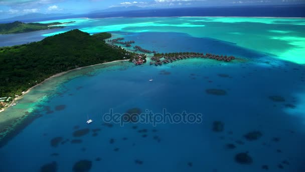 Bungalowerna på resort på Bora Bora — Stockvideo