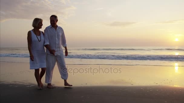 Casal relaxante na praia — Vídeo de Stock