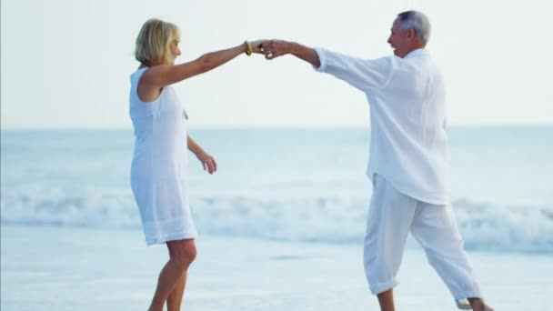 Personas mayores bailando en la playa — Vídeo de stock