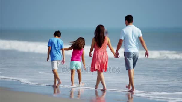 Familia caminando en la playa — Vídeo de stock