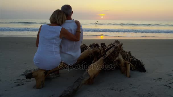 Pareja en la playa al amanecer — Vídeos de Stock