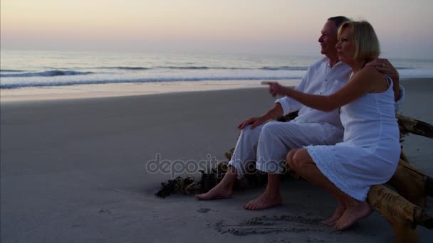 Pareja junto al mar al atardecer — Vídeo de stock