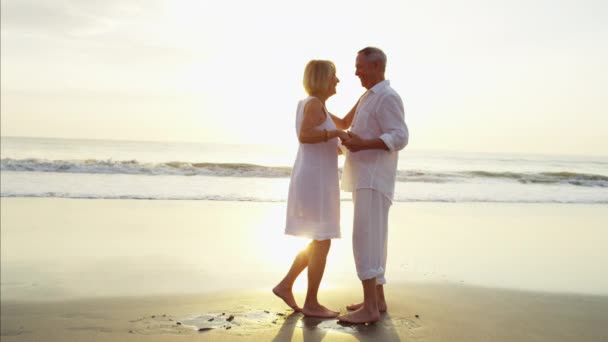 Pareja bailando en la playa — Vídeos de Stock