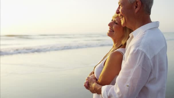 Senioren genieten van saamhorigheid op het strand — Stockvideo
