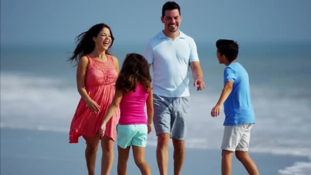 Kinderen genieten van tijd met ouders — Stockvideo