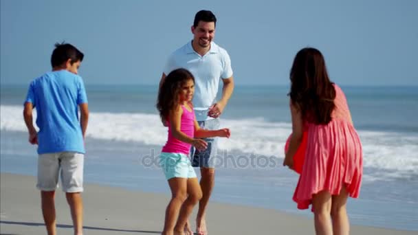 Familia jugando con pelota — Vídeos de Stock