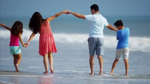 Familia divirtiéndose en la playa — Vídeo de stock