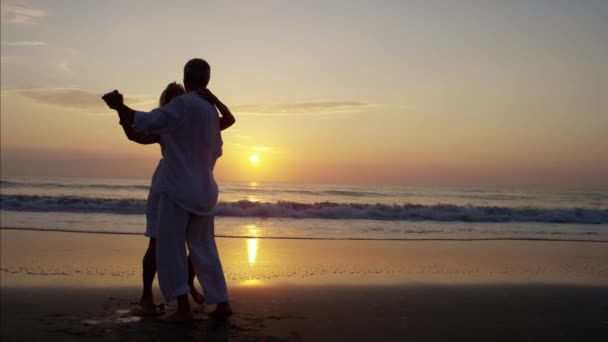 Пара танцює на пляжі — стокове відео