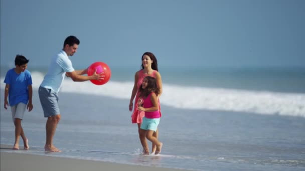 Familia divirtiéndose con pelota — Vídeo de stock