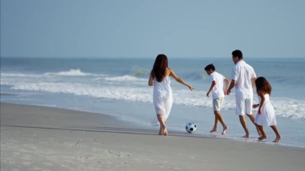 Niños con padres jugando con pelota — Vídeo de stock