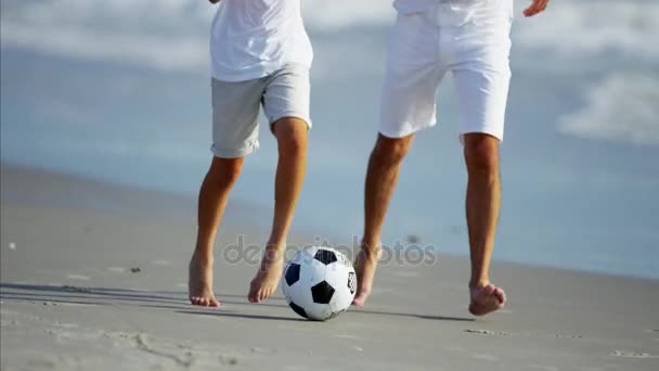 Padre e hijo jugando con pelota de fútbol — Vídeo de stock