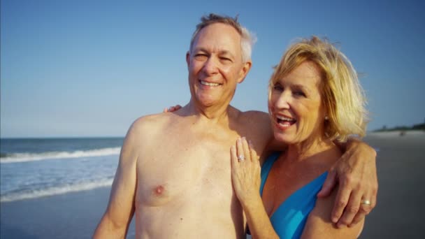 夫妇在泳装在沙滩上 — 图库视频影像