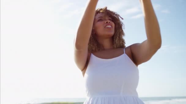 Vrouw nemen van een foto van zeegezicht — Stockvideo