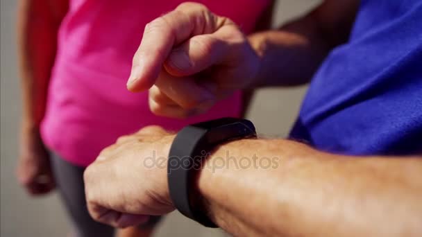 Casal usando tecnologia wearable — Vídeo de Stock