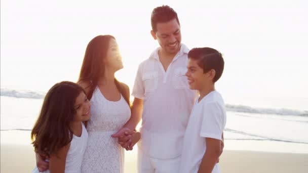 Família relaxante na praia — Vídeo de Stock