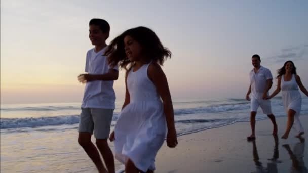 Familia caminando por la playa — Vídeo de stock