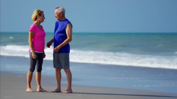 Paar die plezier hebben op het strand — Stockvideo