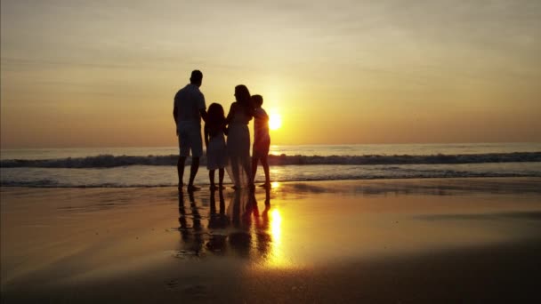 Діти насолоджуються схід сонця з батьками — стокове відео