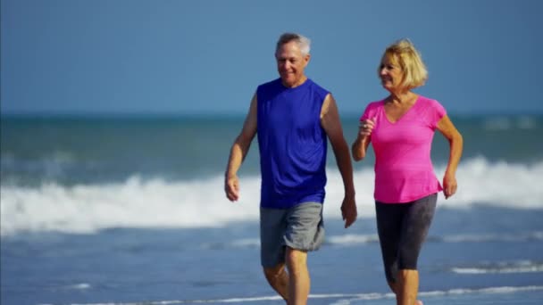 Pareja disfrutando del ejercicio — Vídeo de stock