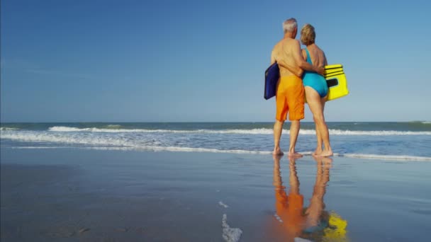 Casal compartilhando um beijo na praia — Vídeo de Stock