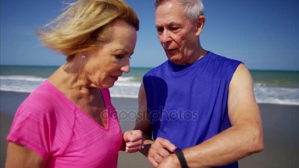 Paar dragen sport horloge uit te oefenen — Stockvideo