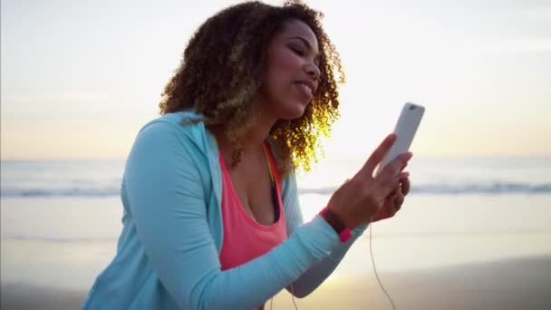 Mujer charlando con el teléfono inteligente — Vídeos de Stock