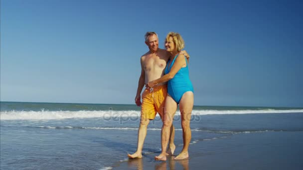 Couple walking beside the ocean — Stock Video