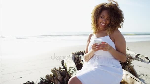 Kvinna messaging på stranden — Stockvideo