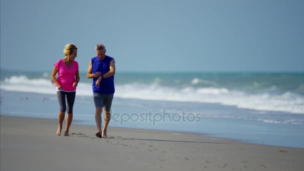 Coppia tenersi in forma sulla spiaggia — Video Stock