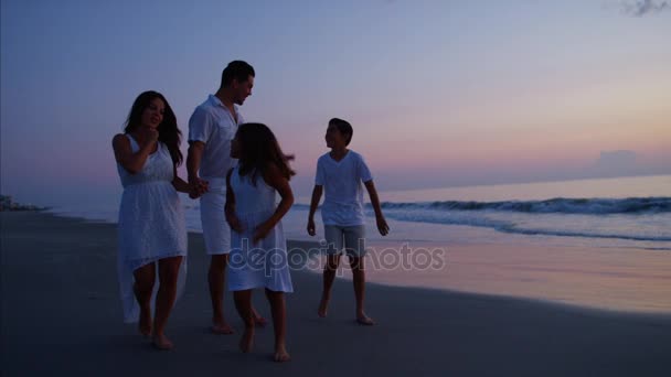 Familia caminando por la playa — Vídeo de stock