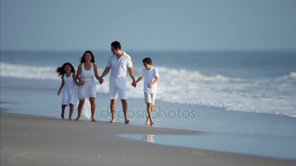 Семья одета в белое на пляже — стоковое видео