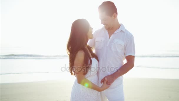 Pareja disfrutando del tiempo en la playa — Vídeo de stock