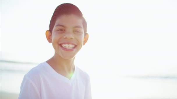 Menino desfrutando de verão — Vídeo de Stock