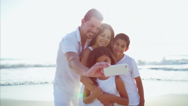 Família tomando selfie no telefone inteligente — Vídeo de Stock