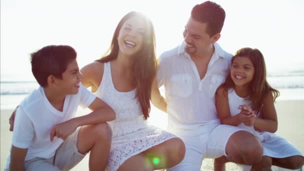 Familia divirtiéndose en la playa — Vídeo de stock