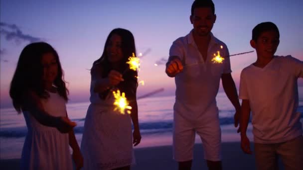 Family at sunset with sparklers — Stock Video