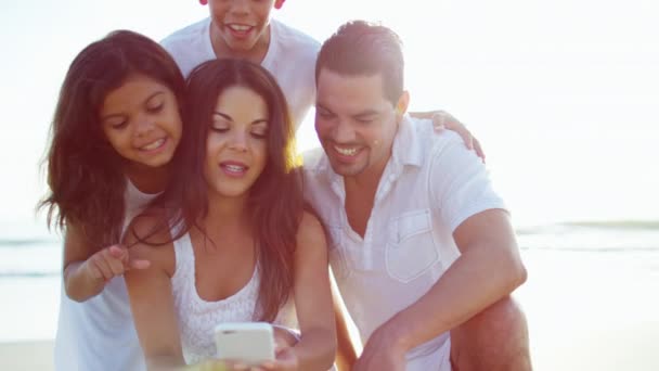Familia tomando una foto en un smartphone — Vídeos de Stock